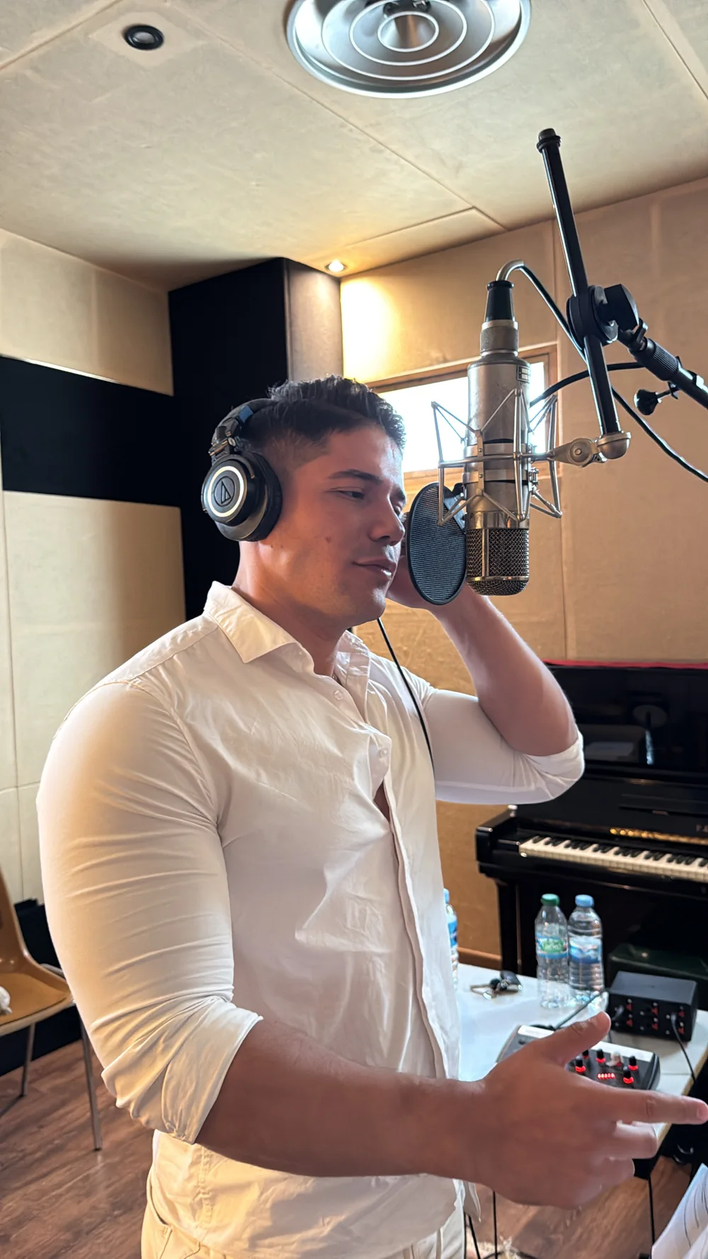 GIAN escuchando con los auriculares durante una sesión de grabación