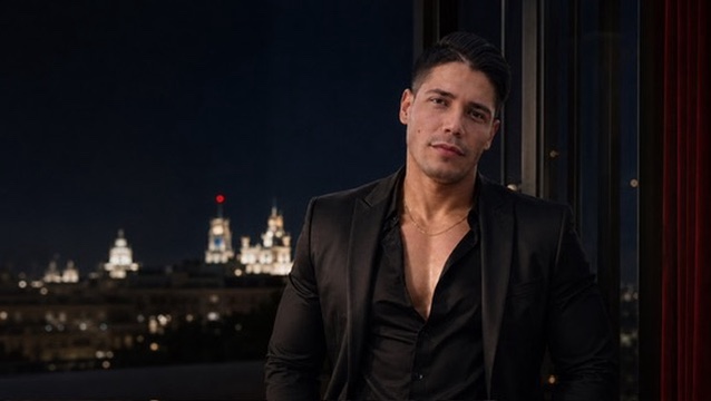 GIAN en una terraza nocturna con la ciudad iluminada
